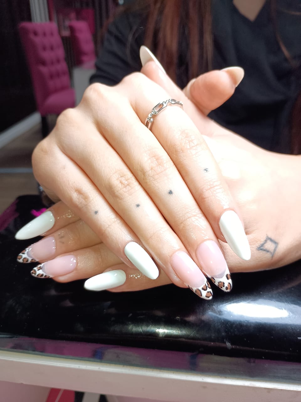 Diseño de uñas con arte en tonos violetas